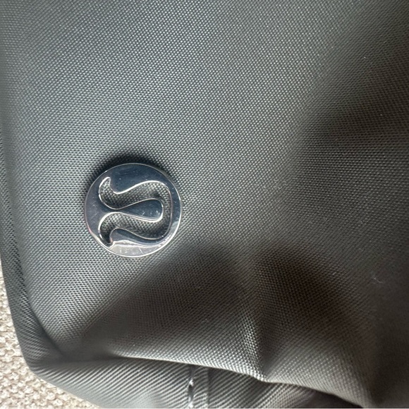 COPY - Lululemon Everywhere Belt Bag 1L NEW - Picture 2 of 10